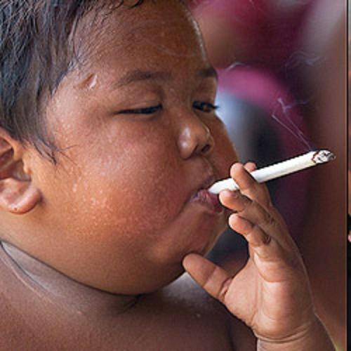 インドネシアのアルディ・リザル君（2）は、1歳半から始めた喫煙が今や1日40本というヘヴィ・スモーカーに。タバコを取りあげると泣いて暴れるため、周囲の大人も喫煙を止めさせられない状況だという。