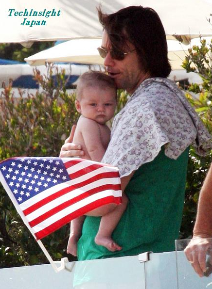 「独立記念日」の4日、マリブ・ビーチに面した自宅裏のデッキにて、初孫を抱っこしていたジム・キャリー。肩にタオルを乗せるあたりは、かなり本格的。