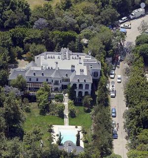 2009年6月にマイケル・ジャクソンが息を引き取った豪邸が、25億円で売りに出された。