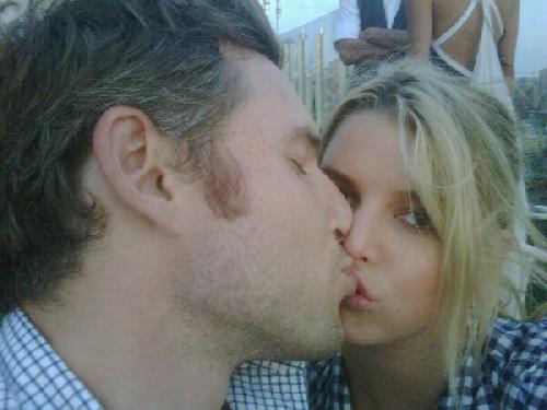 ジェシカ・シンプソン、交際2か月のNFL元スター選手、エリック・ジョンソンとの熱愛キス写真をTwitterにて公開。
