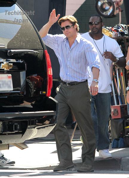 ロサンジェルスで29日、『Moneyball（原題）』の撮影セットから出てきてファンに笑顔で手を振るブラッド・ピット。