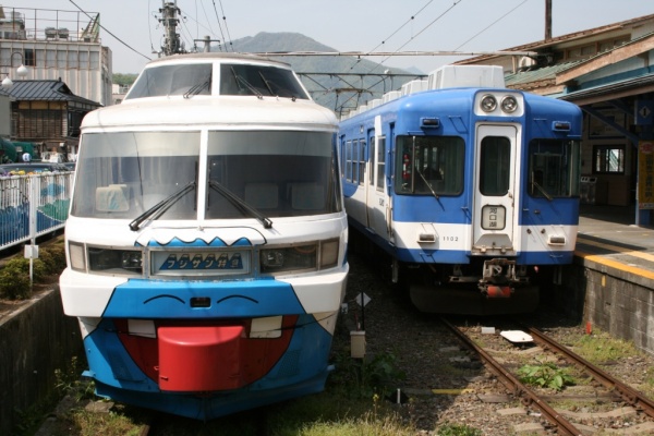 かつて5000系として京王線を走っていた富士急行1000系（右）。左もJR東日本からの譲渡車両（撮影：鈴木亮介・09年5月）