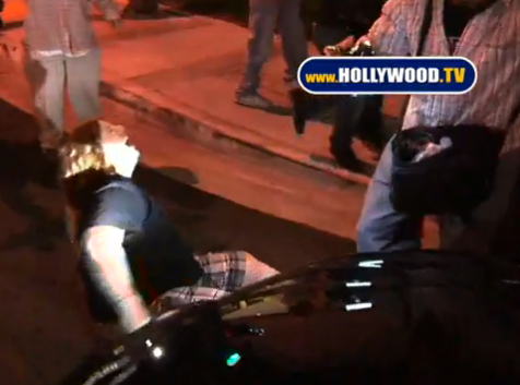 パリス・ヒルトンの恋人サイ・ウェイツ、女性パパラッチの足を轢くも、知らん顔で去る。画像はhollywood.tvより。