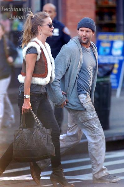 人気アクション俳優ジェイソン・ステイサムと、『トランスフォーマー3』に出演のモデル、ロージー・ハンティントン・ホワイトレイが同棲開始。写真は先月NYで。
