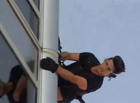 【イタすぎるセレブ達】トム・クルーズ、世界一高いビル “ブルジュ・カリファ” で恐怖のダイビング・シーン撮影。
