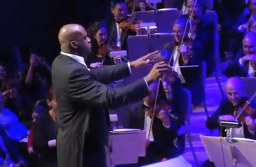 NBAボストン・セルティックス所属のシャキール・オニール、ボストン交響楽団の面々を相手に指揮。画像：YouTube
