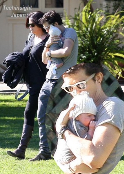 ロサンジェルスで23日、俳優オーランド・ブルーム（34）が赤ちゃんを抱っこしている所をキャッチされる。