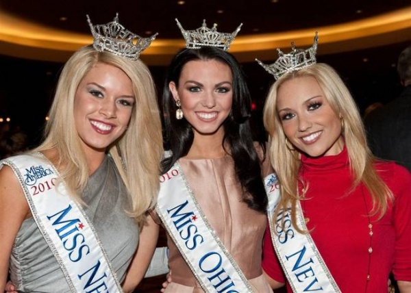 2011年の「Miss America」は、ネブラスカ州代表のテレサ・スキャンランさん（写真左）が優勝。画像：lasvegassun.comより。