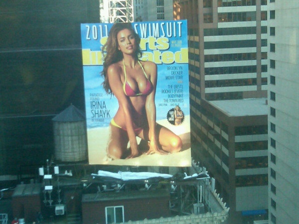 解禁前の2011年版『Sports Illustrated Swimsuit Edition』の広告を写した写真が、ツイッターを通じてネット上を駆け巡るハプニング。