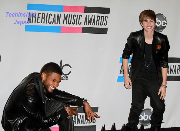 メンターの1人Usher、ジャスティン・ビーバーには色々と教え込んでいる様子。写真は昨年11月の「American Music Awards」にて。
