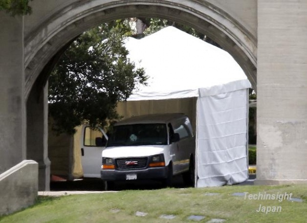 24日、エリザベス・テイラーの棺を乗せた車が、親友マイケル・ジャクソンの眠る墓地へ。