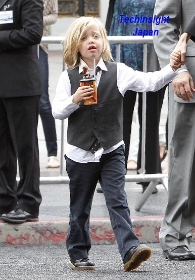 間もなく5歳のシャイロー・ジョリー・ピットちゃん。22日、『カンフー・パンダ2』LAプレミア上映会にはネクタイ姿で。