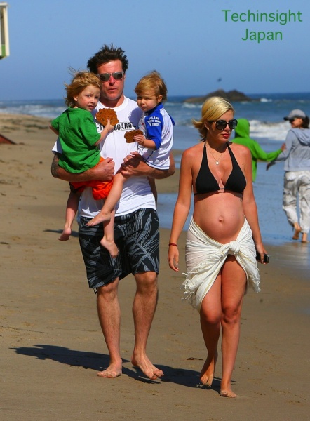 【イタすぎるセレブ達】妊娠5か月の女優トリ・スペリング、ぽっこりお腹のビキニ姿で堂々とビーチを歩く。