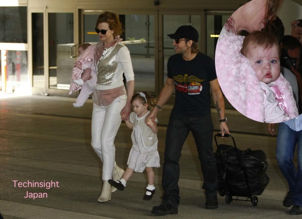 夫キース・アーバン、長女サンデーちゃん、次女フェイスちゃんと共にロサンゼルス空港に到着した女優ニコール・キッドマン