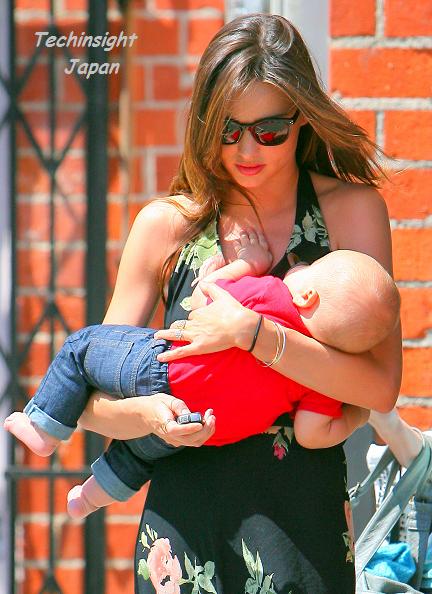 LAで25日、生後6か月のジャンボなフリン君を抱っこしていた人気モデルのミランダ・カー。