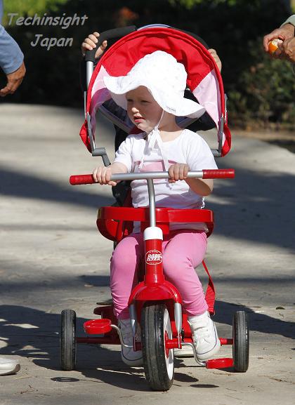 俳優エリック・デイン長女ビリーちゃん、帽子にホロ付き三輪車で紫外線対策はバッチリ。