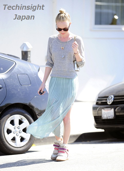 女優ケイト・ボスワース、シースルーのロングスカートにスニーカーがご機嫌。