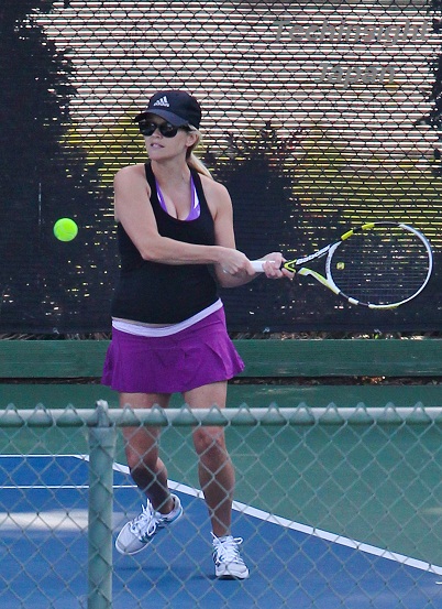 女優リース・ウィザースプーン、16日に大きなお腹でテニス。