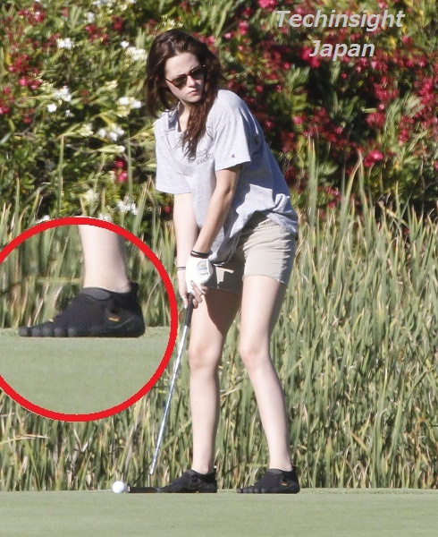 【イタすぎるセレブ達】女優クリステン・スチュワートがパパとゴルフ。Tシャツに足元は…。