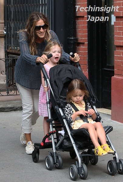 ニューヨークで19日、『SATC』女優サラ・ジェシカ・パーカーは双子の娘たちと散歩中