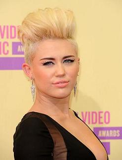 【イタすぎるセレブ達】この髪型はアリ、それともナシ？　マイリー・サイラスがすごい髪型で「2012 MTV/VMA」に登場。
