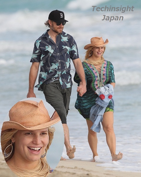 12月26日のジェシカ・シンプソン、婚約者とハワイ・オアフ島のビーチを散歩。
