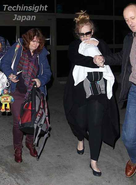 久しぶりのアデルは生後2か月の赤ちゃんを抱っこ。写真は10日のロサンゼルス国際空港