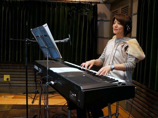 『たまむすび』でピアノ演奏を披露する赤江アナ