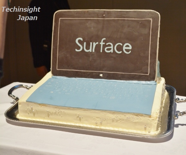 「Surface」をかたどったケーキが披露された