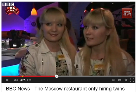 モスクワのレストラン、従業員は双子ばかり。画像はYouTubeのスクリーンショット