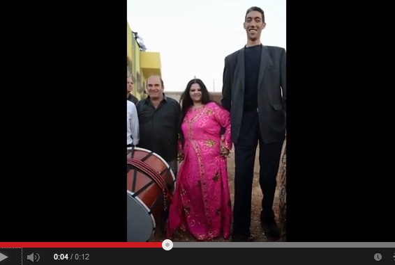 世界一長身の男性、新妻との身長差は78cm。画像はYouTubeのスクリーンショット