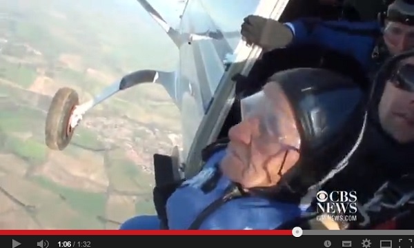 93歳男性がスカイダイビングに挑戦　画像は『CBS NEWS』/YouTubeのスクリーンショット