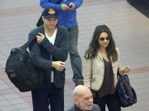 ミラ・クニスとの結婚も間近と言われるアシュトン。（画像：9月ロサンゼルス国際空港で撮影）