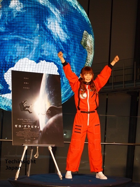 日本科学未来館　シンボル展示「Geo-Cosmos」の前でポーズを決めるしょこたん