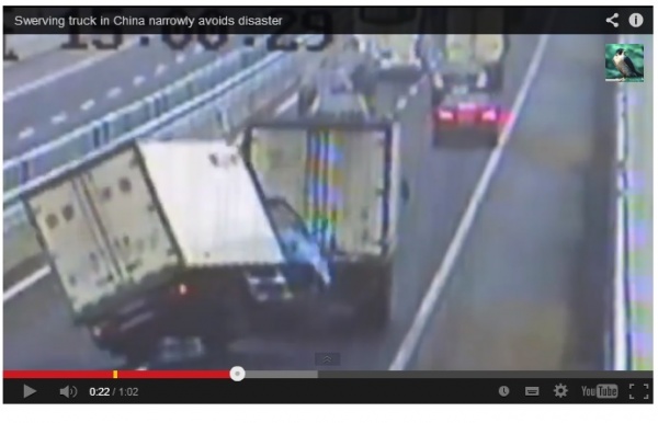 【アジア発！Breaking News】あわや海に転落!?　一旦バランスを崩したトラックはこんなにも危険という恐怖の映像。（中国）