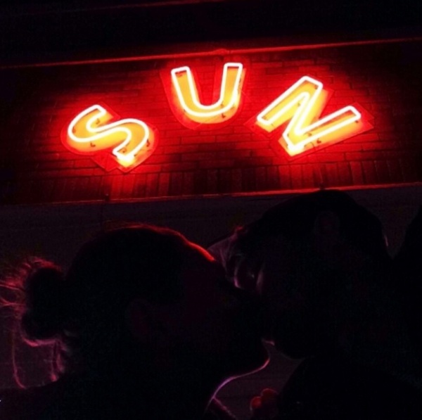 【イタすぎるセレブ達】デミ・ムーアの元夫・アシュトン・カッチャー、ミラ・クニスとのキス写真を公開。