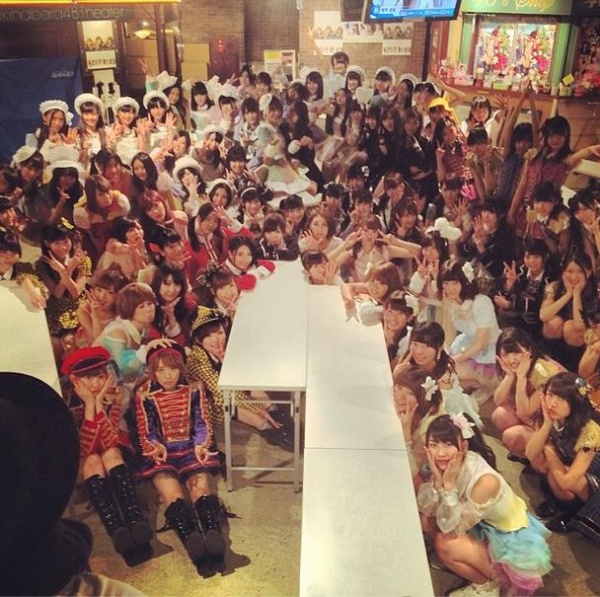 AKB48劇場8周年公演でハイタッチに参加した84名（画像はinstagram.com/nyanchan22より）