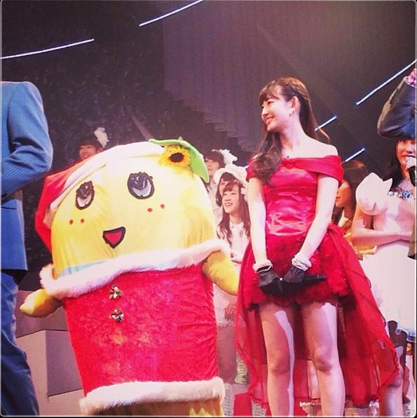 AKB48のふなっしーと小嶋陽菜 白組なのに赤い服