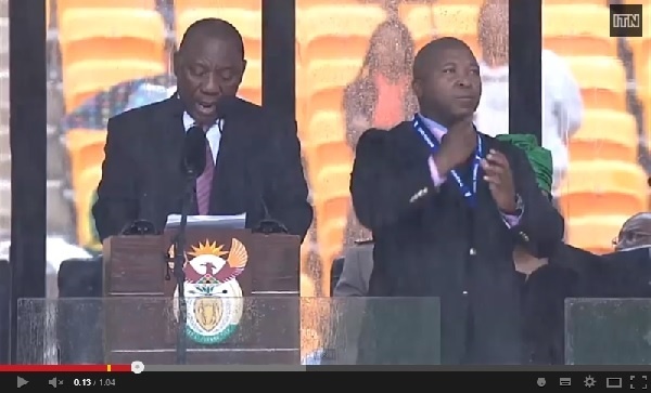 マンデラ元大統領の追悼式にて。右が問題の手話通訳者。画像はYouTubeのスクリーンショット