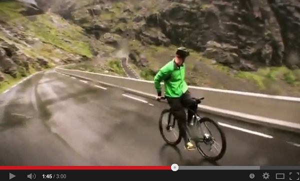 【EU発！Breaking News】自転車に後ろ向きに乗り、山を下る。命知らずのノルウェー男。＜動画あり＞