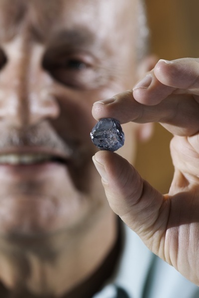 【アフリカ発！Breaking News】ブルーダイヤモンドを発掘！　29.6カラットで「値は予測不可能」。（南ア）