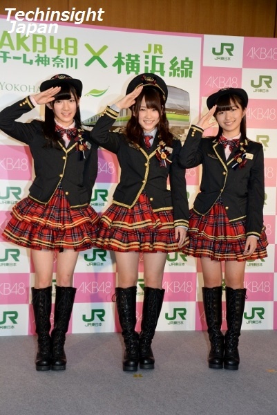 制服姿のAKB48チーム神奈川。左から岡田奈々、川栄李奈、大島涼花
