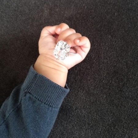婚約指輪を愛娘に持たせ撮影（画像はinstagram.com/kimkardashianより）