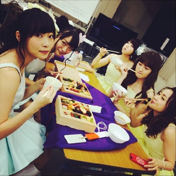紅白の楽屋でAKB48メンバーと過ごす大島優子　（画像はinstagram.com/nyanchan22より）