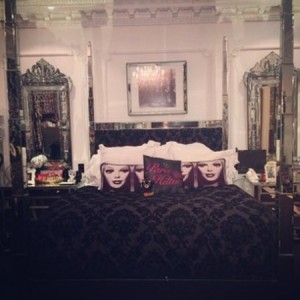 パリス・ヒルトンの自宅寝室　（画像はinstagram.com/parishiltonより）