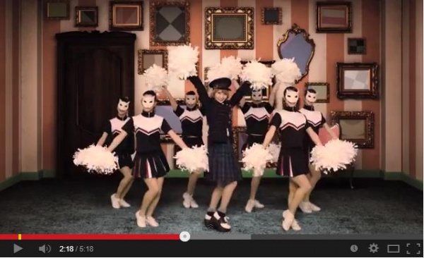 『スノーマジックファンタジー』のMVで踊るSaori　画像はYouTubeのスクリーンショット