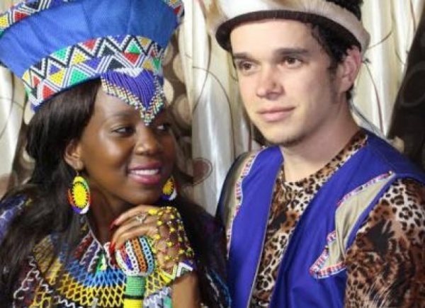 ズールー族の美女とフランス人男性が結婚。画像はiol.co.za/news/のスクリーンショット