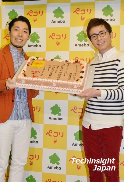 「手作りチョコ推進隊」に任命されケーキを授与されるオリラジ・中田敦彦と藤森慎吾