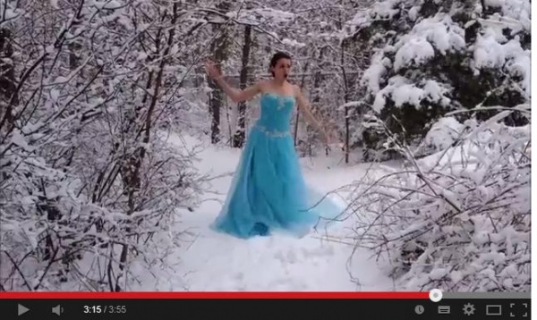 【エンタがビタミン♪】『アナと雪の女王』のコスプレが世界で熱い。極寒の中でエルサになりきる女性。＜動画あり＞