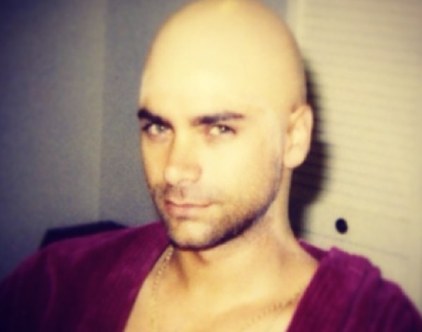 “禿げ頭”を披露したジョン・ステイモス（画像はinstagram.com/johnstamosより）